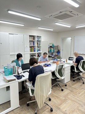 東京外語学園日本語学校 職員室