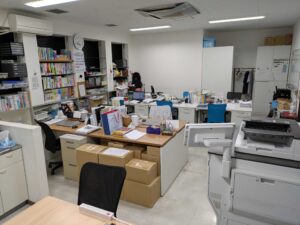 さきたま国際学院_教務室内の写真