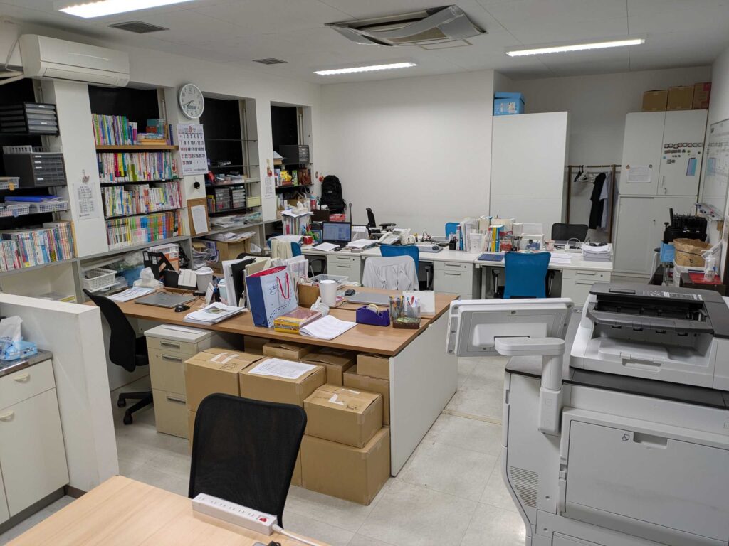 さきたま国際学院　教務室内の写真