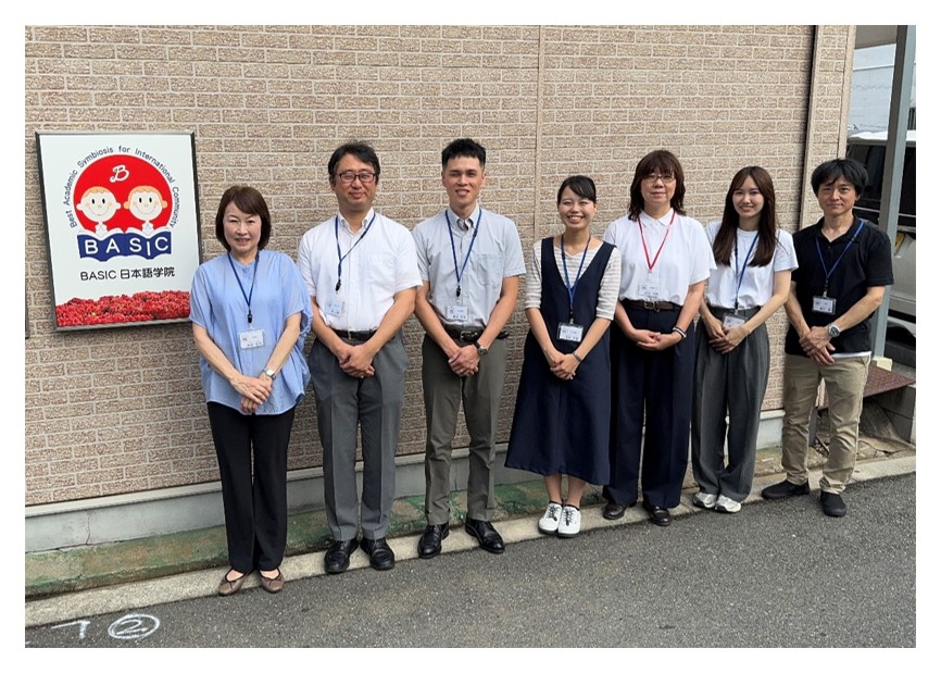 BASIC日本語学院 集合写真