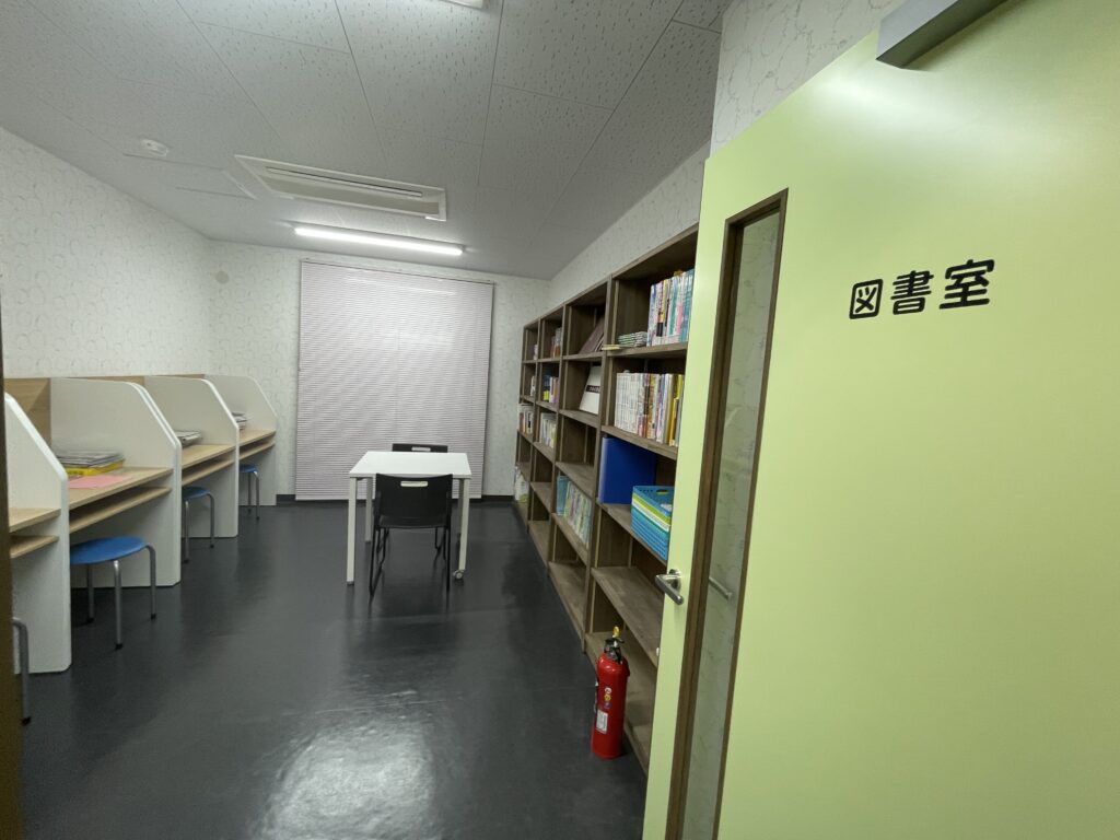 利根国際学院 図書室