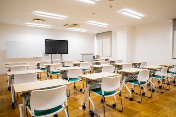 GK日本語学校の教室|電子黒板を備えた明るい教室