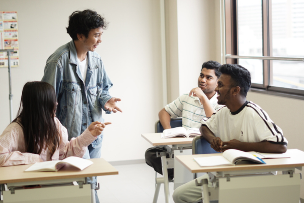 GK日本語学校の授業風景|講師と留学生が教室で会話している様子