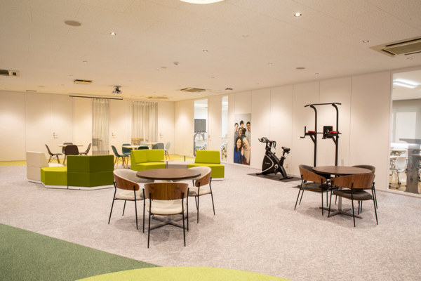 GK日本語学校のオープンラウンジ|テーブルやトレーニング機器を備えたリフレッシュスペース