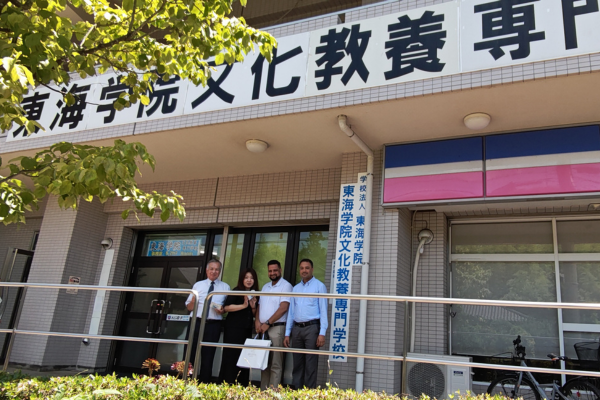 東海学院文化教養専門学校 校門前